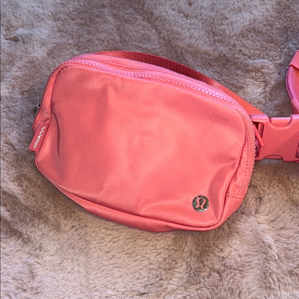 Lululemon everywhere belt bag PINK!